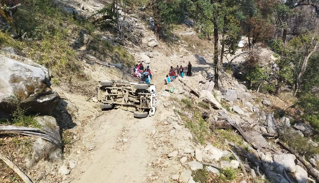 कालीकोटमा बोलेरो जीप दुर्घटना १२ जना घाइते, ६ जना गम्भीर