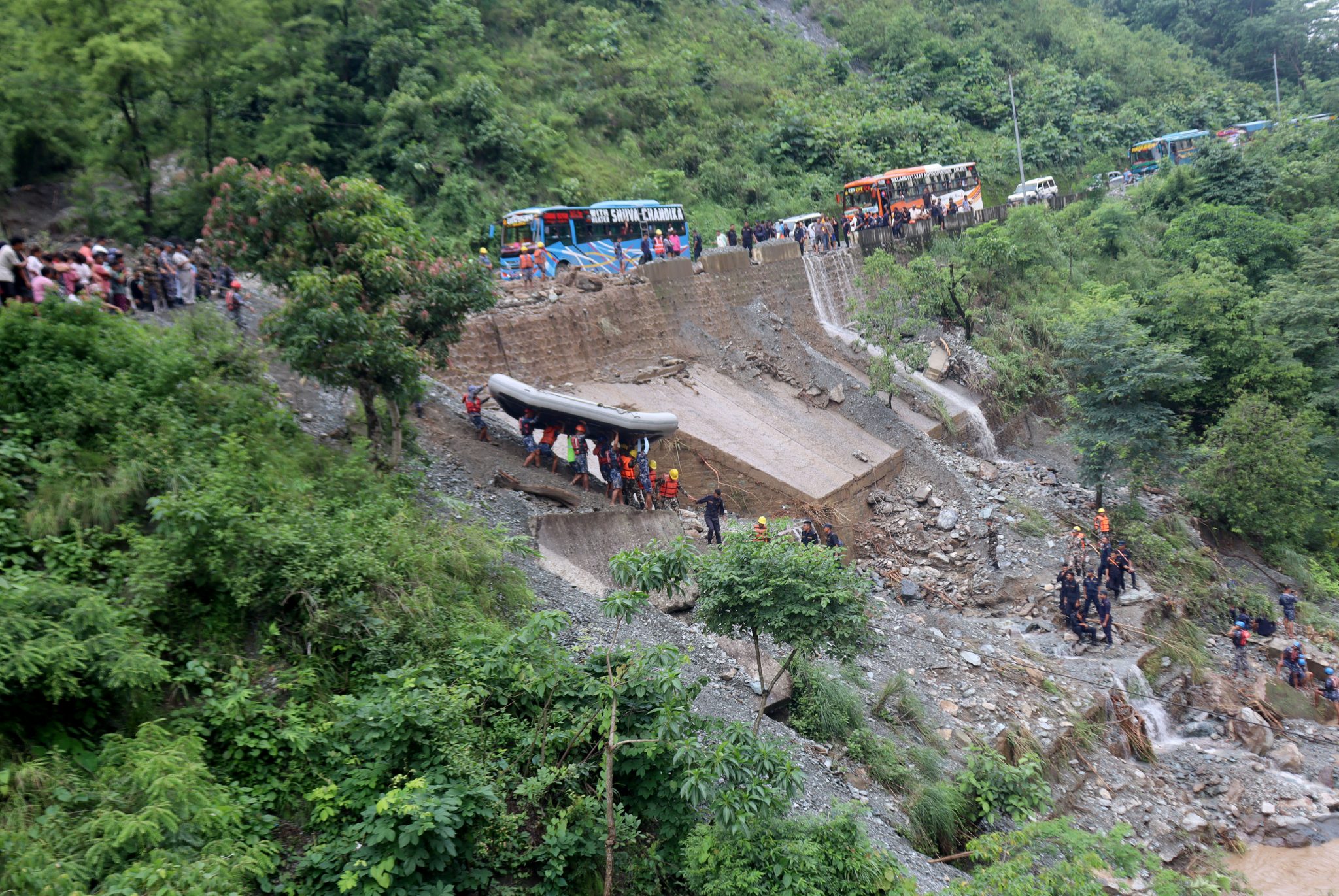 भेटिएनन् त्रिशूलीमा बेपत्ता बस, आजका लागि उद्धार स्थगित