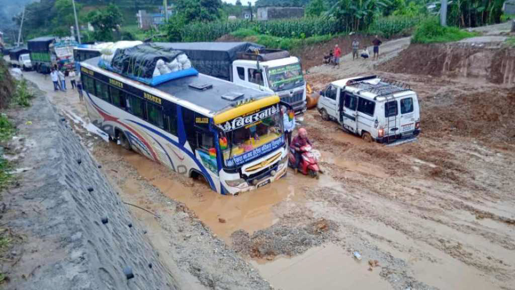 बढीपहिराले देशका विभिन्न भागमा क्षति, राजमार्ग अवरुद्ध