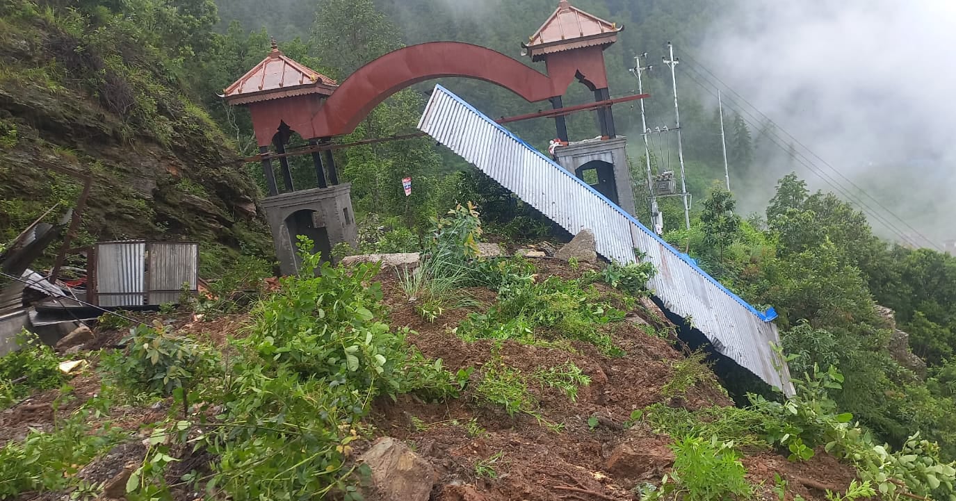 पहिरोले प्रहरी चौकीमा क्षति, सुरक्षाकर्मीलाई अन्यत्र सार्ने तयारी