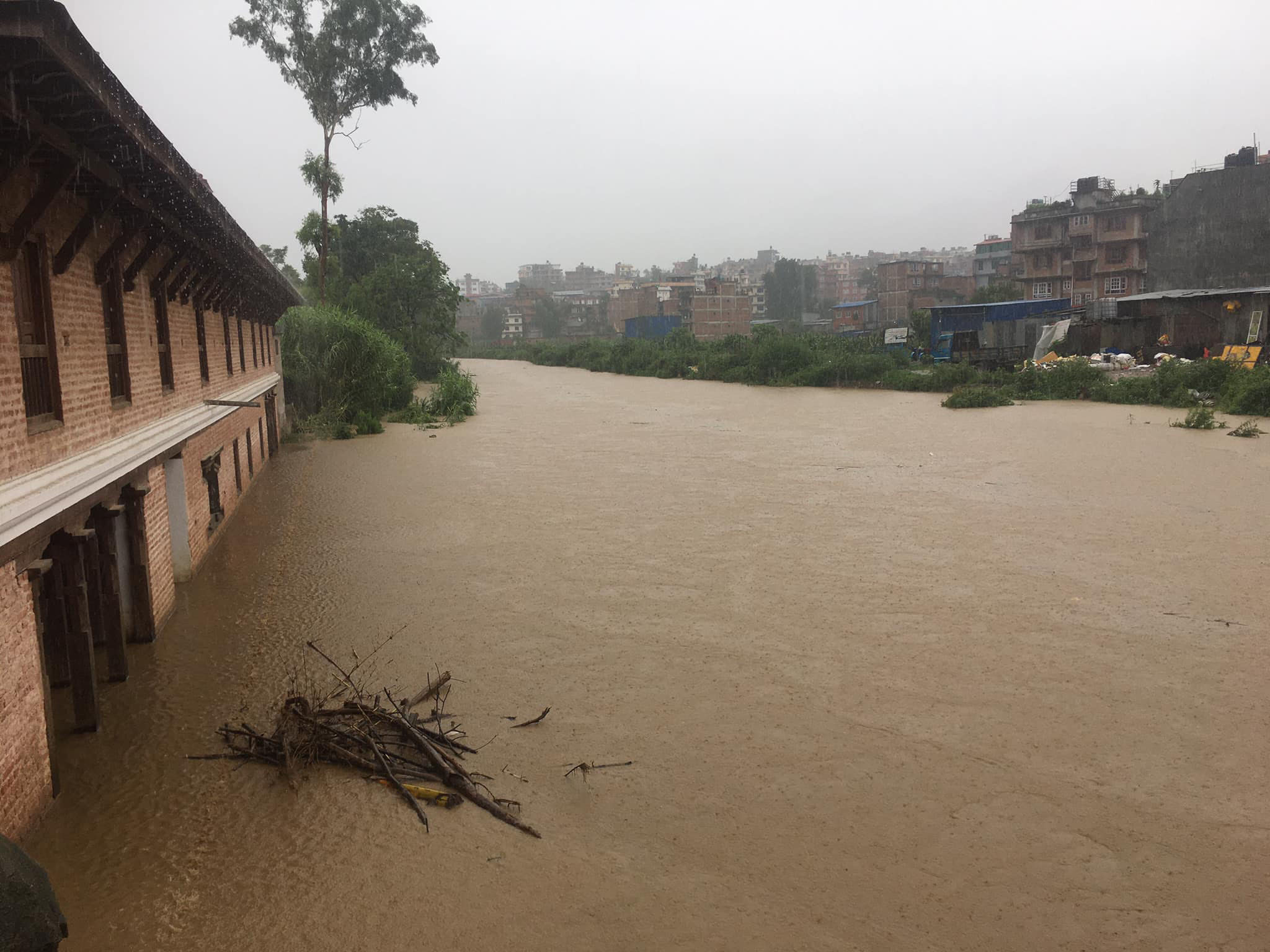 हनुमन्ते खोलाको बाढी बस्तीमा पस्न थाल्योः उच्च सतर्कता अपनाउन आग्रह