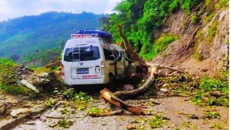 धादिङको गजुरीमा माइक्रोमाथि खस्यो पहिरो