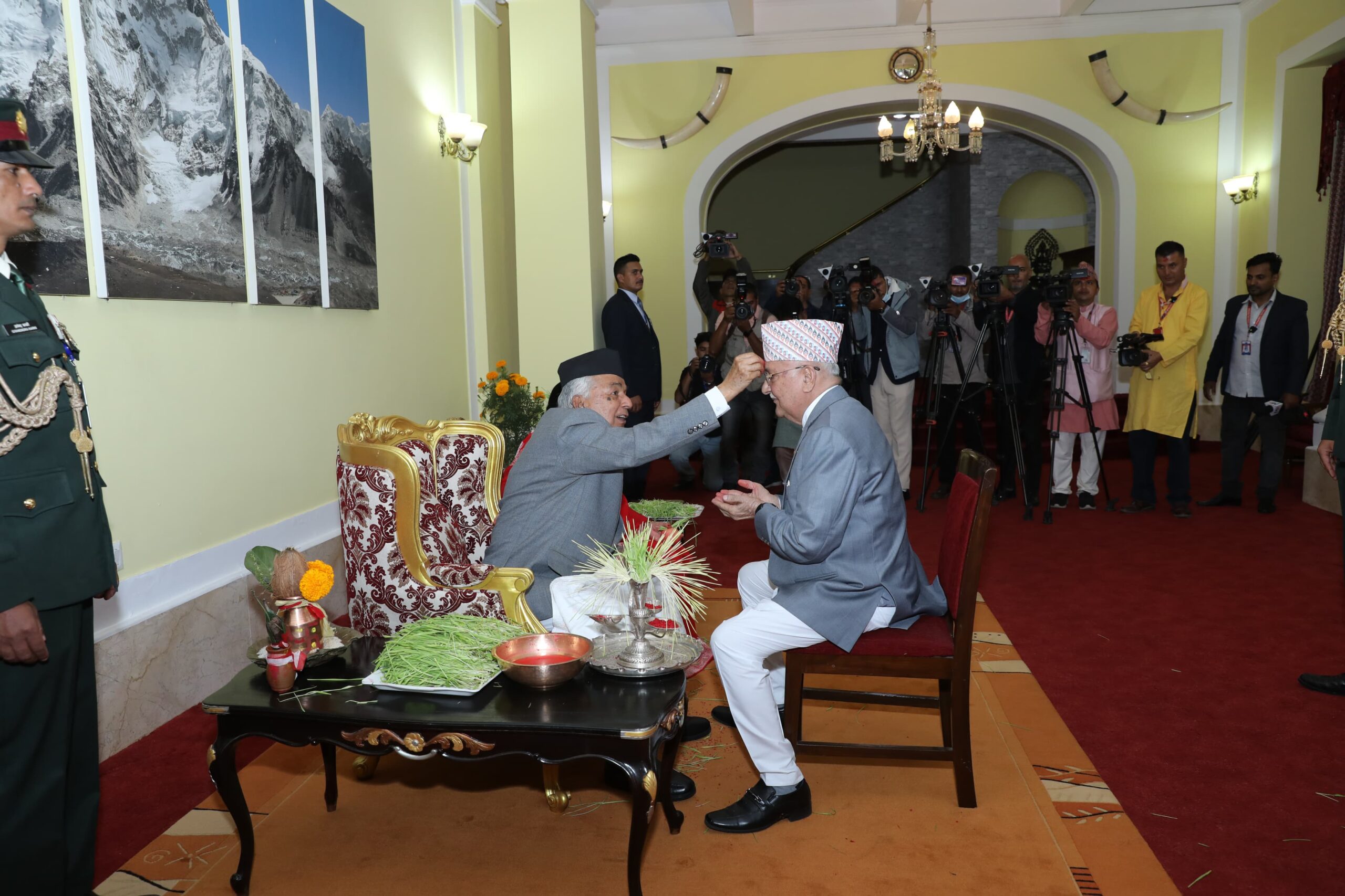 राष्ट्रपतिद्वारा प्रधानमन्त्री, उपप्रधानमन्त्रीलगायतलाई टीका र जमरा प्रदान