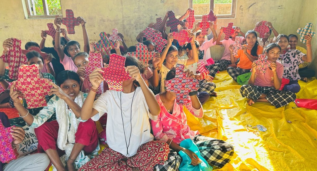सेनेटरी प्याड बनाउन छात्रालाई तालिम