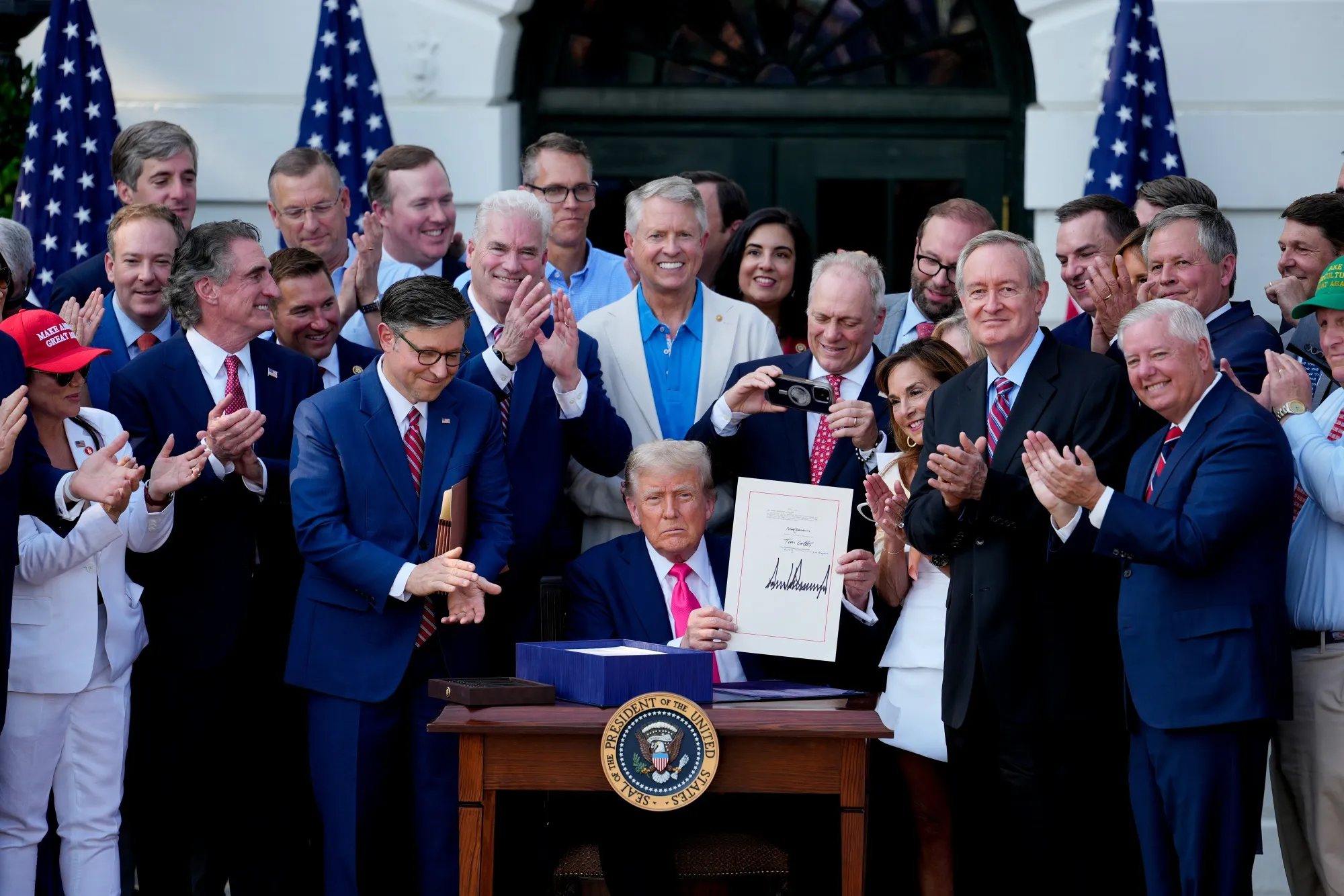 ट्रम्पद्वारा स्वतन्त्रता दिवस समारोहमा ठुलो कर छुट र खर्च विधेयकमा हस्ताक्षर