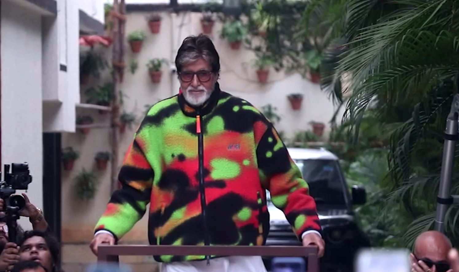 अमिताभ बच्चनको निवासअघि प्रशंसकहरूले गरे जय जयकार