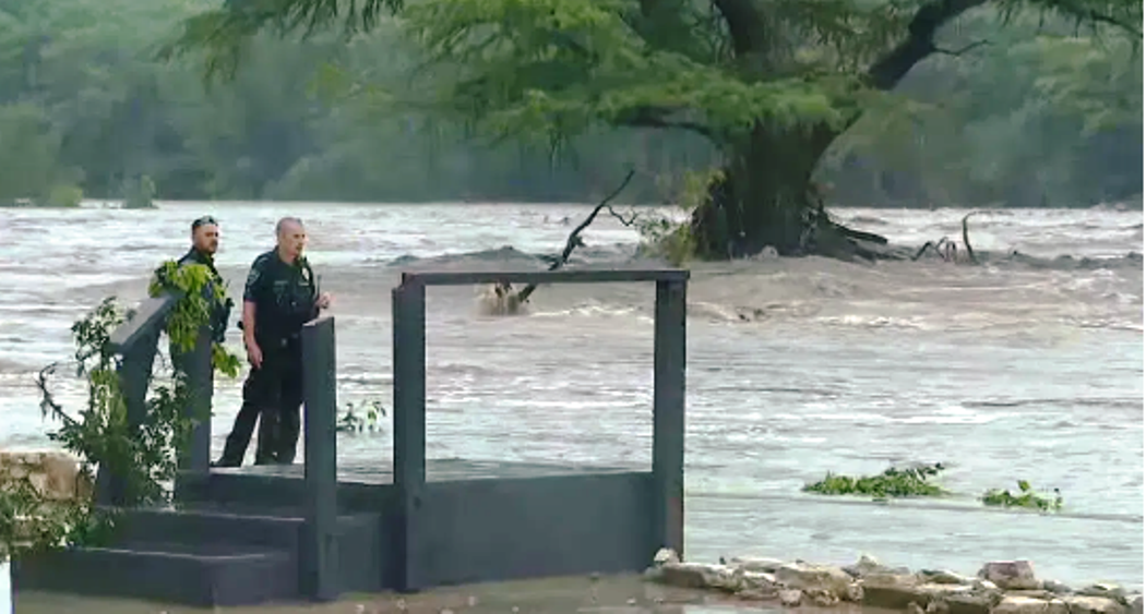 टेक्सासमा बाढीका कारण ज्यान गुमाउनेको सङ्ख्या १०० नाघ्यो, उद्धार कार्य जारी