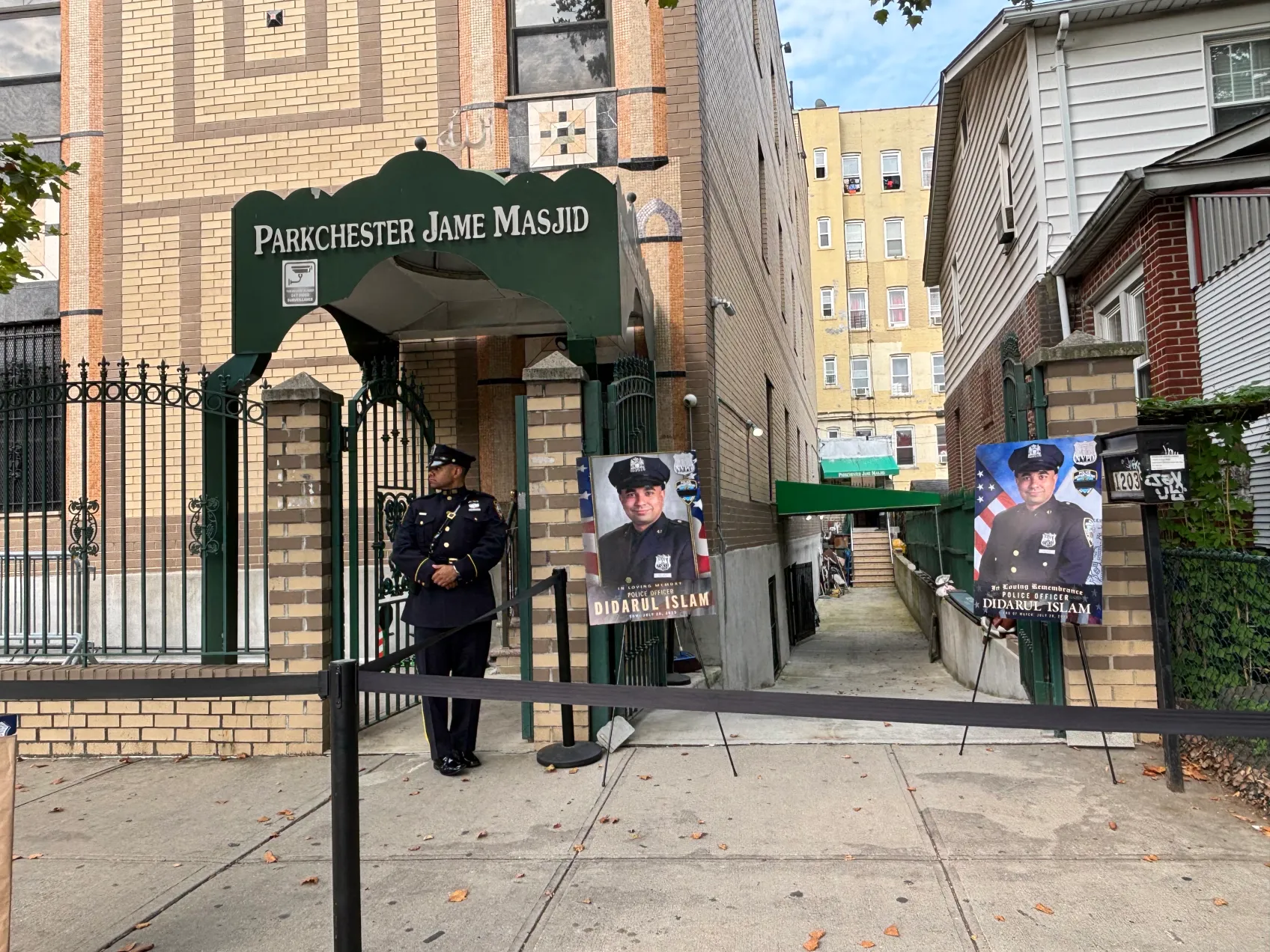 न्यूयोर्कमा मारिएका प्रहरी अधिकृतको अन्त्येष्टिमा हजारौंको भिड, श्रद्धाञ्जलीमा डुब्यो शहर