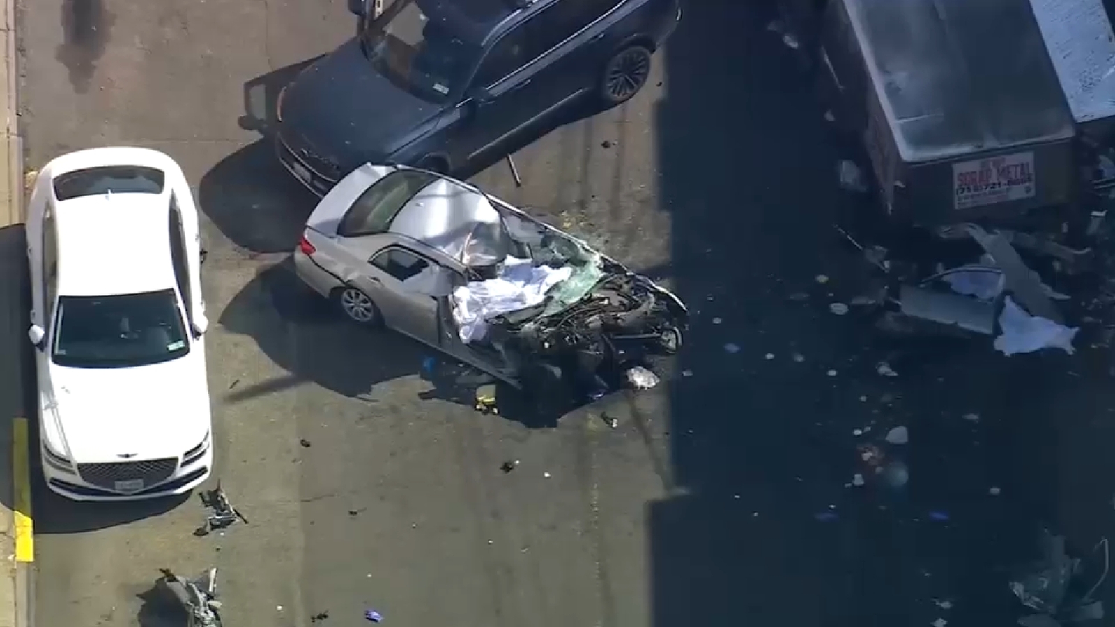 क्विन्समा सडक किनारको कफी स्टलमा कार ठोक्किँदा ३ जनाको मृत्यु