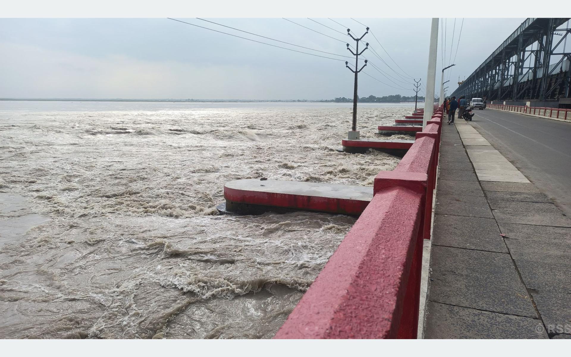 सप्तकोशीमा पानीको बहाव बढ्दो, २८ ढोका खोलियो