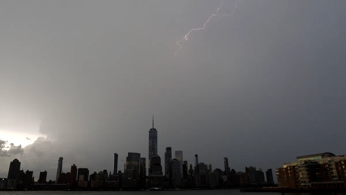 “न्यूयोर्क क्षेत्रमा कडा मौसमको चेतावनी, चट्याङसहित भारी वर्षाको सम्भावना”