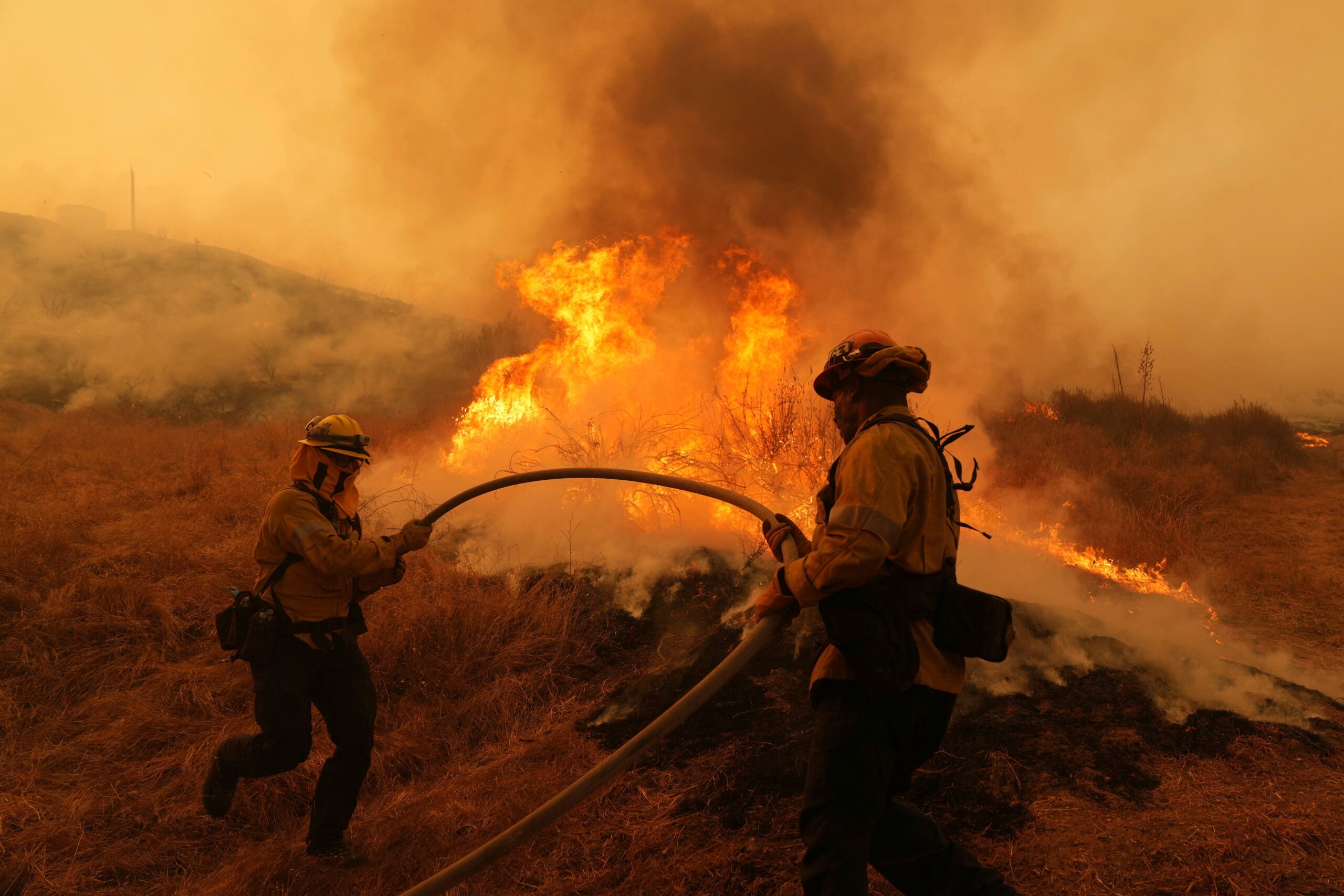 लस एन्जेलस उत्तरमा ‘क्यान्योन आगलागी’ – हजारौंलाई तत्काल उद्धार आदेश