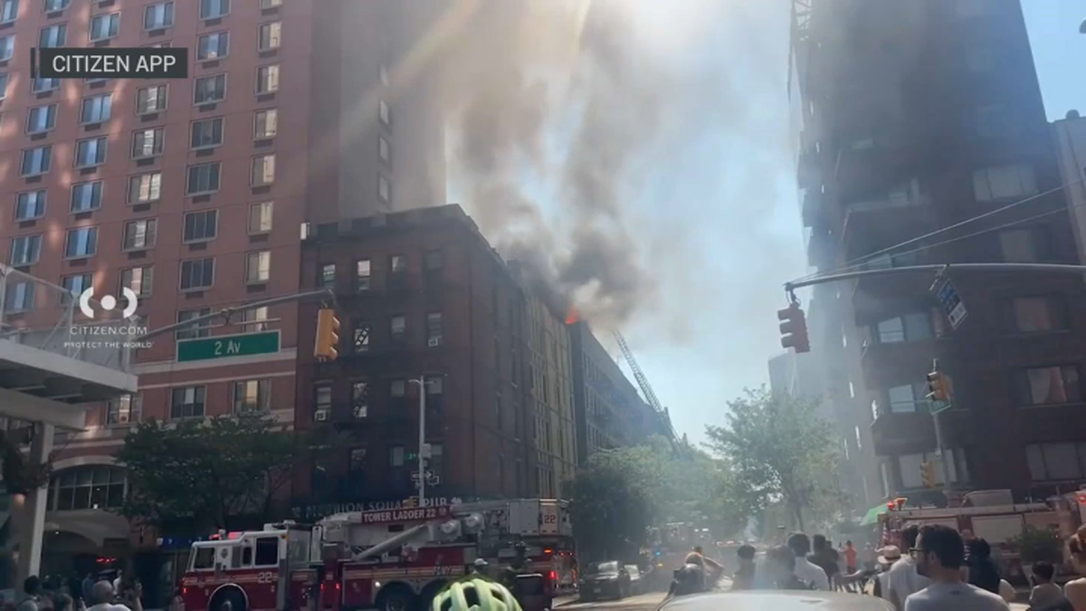 म्यानह्याटनको अपर इष्ट साइडमा अपार्टमेन्टमा आगलागी, बाक्लो धुवाँ आकाशभरि