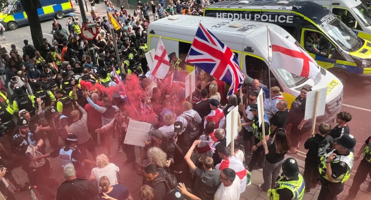 ब्रिस्टलमा आप्रवासीविरोधी र समर्थन प्रदर्शन आमनेसामने