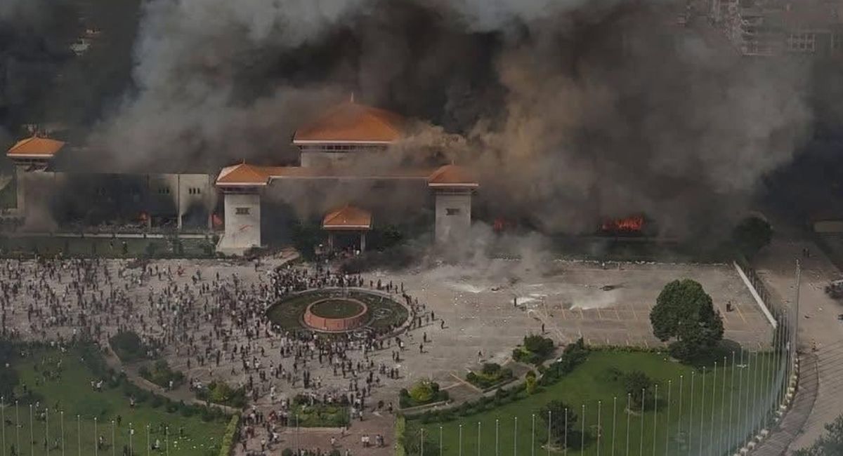 प्रदर्शनकारीद्वारा संसद् भवनमा आगजनी