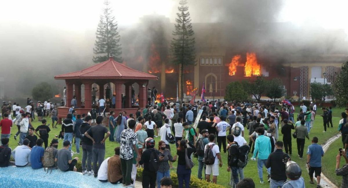 जेनजी आन्दोलनकारीले राष्ट्रपति भवनमा लगाए आगो