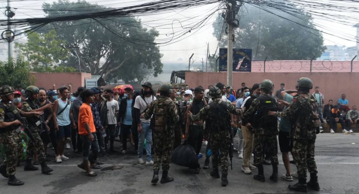 डिल्लीबजार कारागारबाट झोला बोकेर बाहिर निक्लिएका कैदीहरू सेनाको नियन्त्रणमा