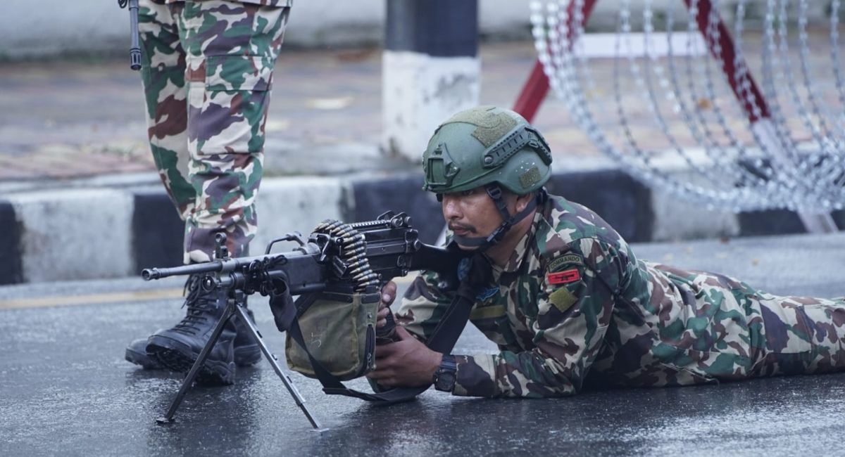शीतल निवास अगाडि नाराबाजी, सेनाहरु फायरिङको पोजिसनमा