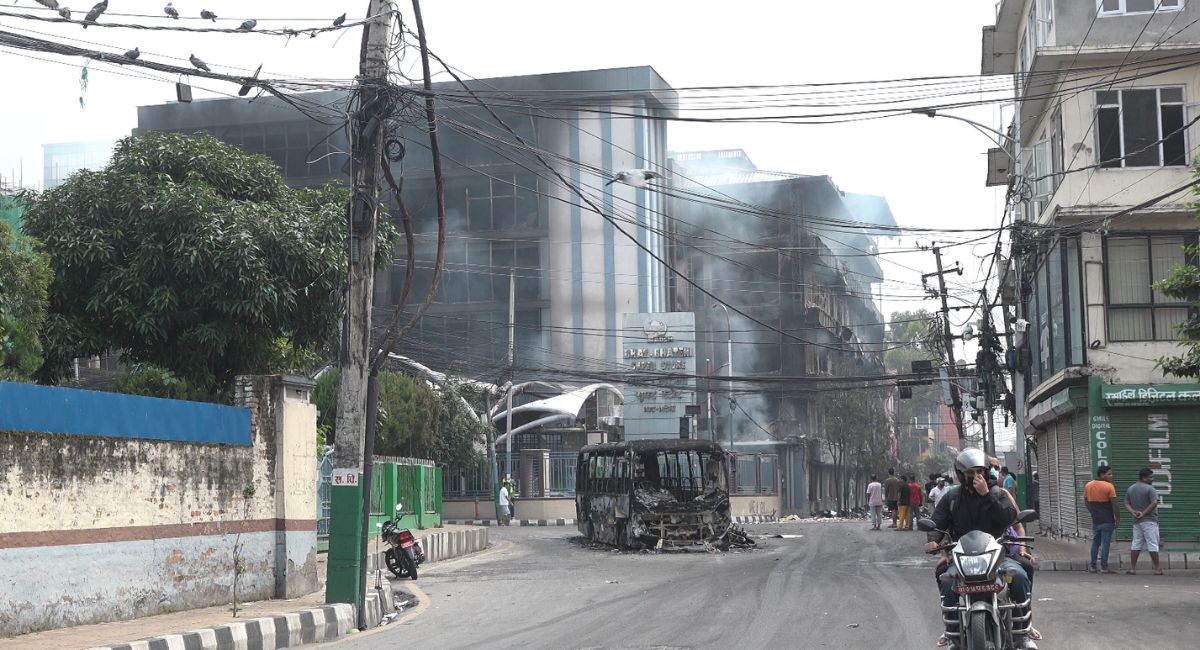 कोटेश्वर र नक्सालस्थित भाटभटेनी सुपरमार्केटमा अझै आगो