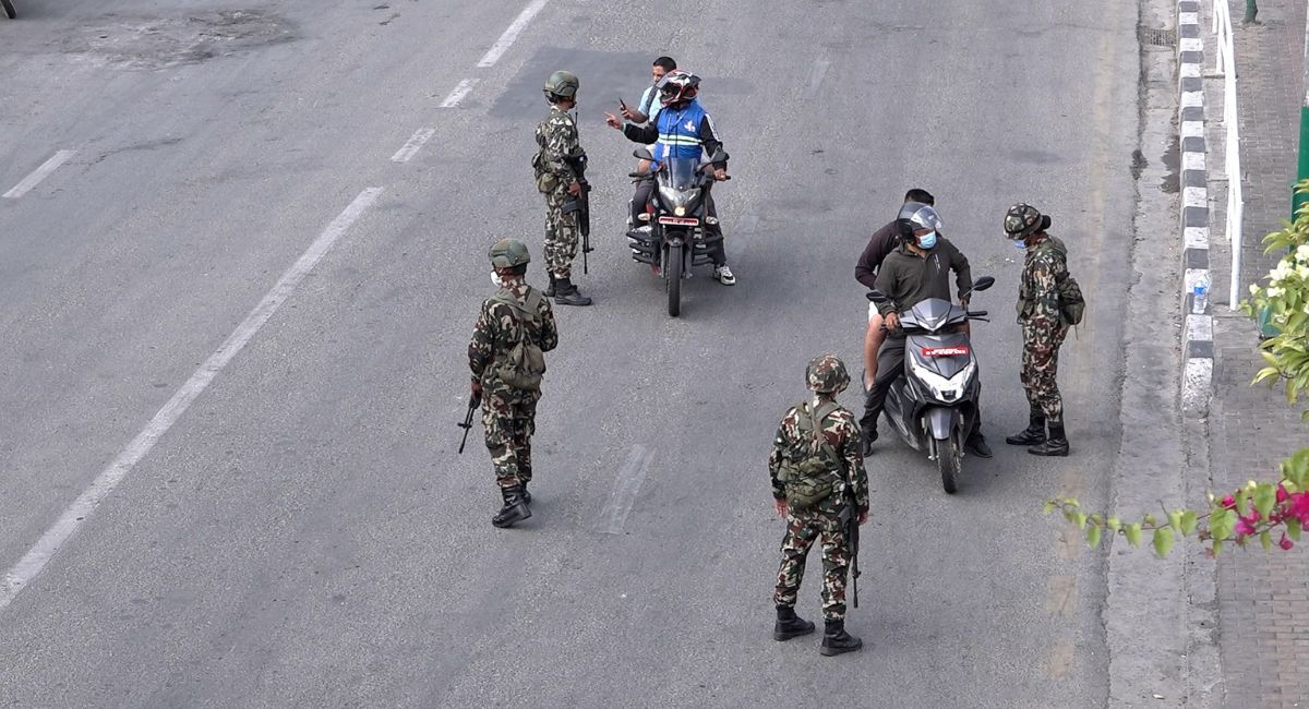 कडाइकासाथ सवारी चेकिङमा नेपाली सेना