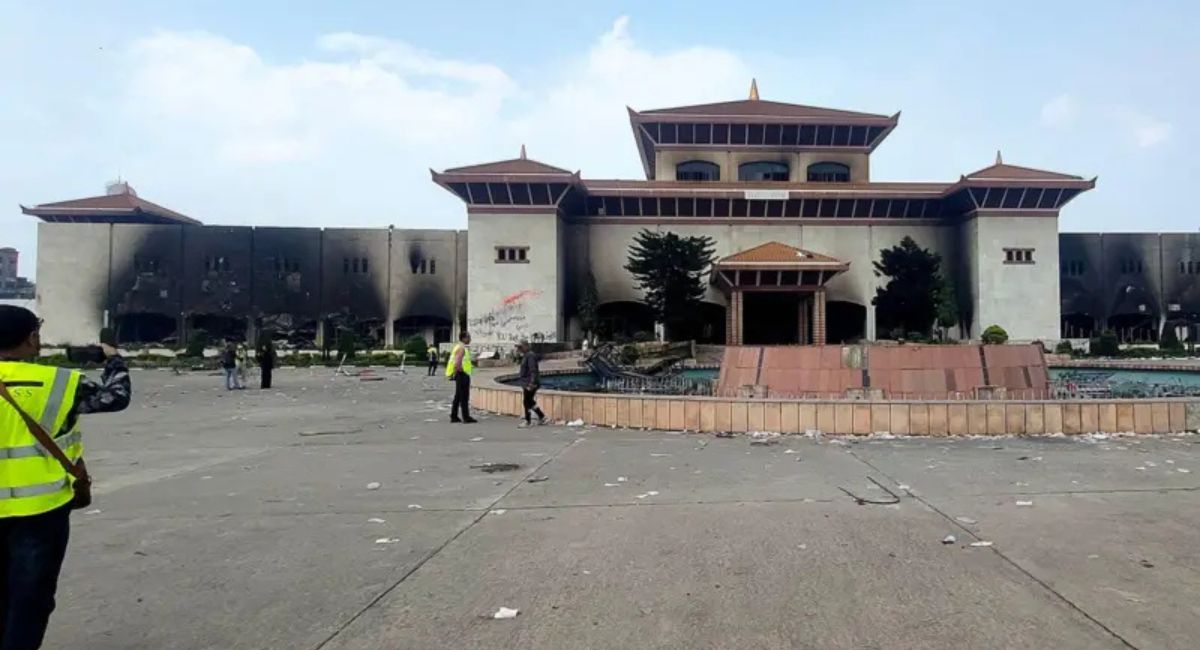 प्रतिनिधिसभा विघटन असंवैधानिक भन्दै आठ दलको पुनर्स्थापनाको माग, कार्कीबारे मौनता