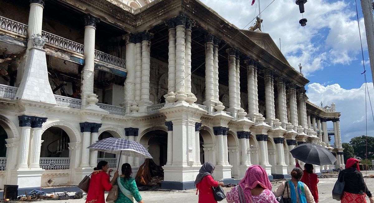 सिंहदरबारका भग्नावशेष हेर्दै टोलाउँछन् कर्मचारी