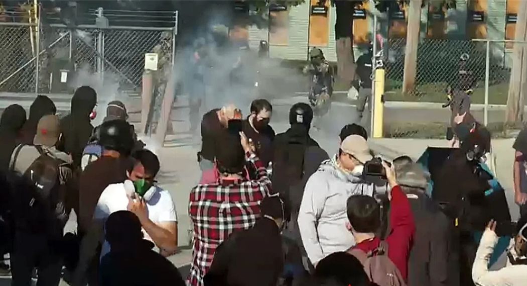 सिकागोमा एंटी-ICE प्रदर्शनकारीसहित टियर ग्यास र पेप्पर बल प्रयोग