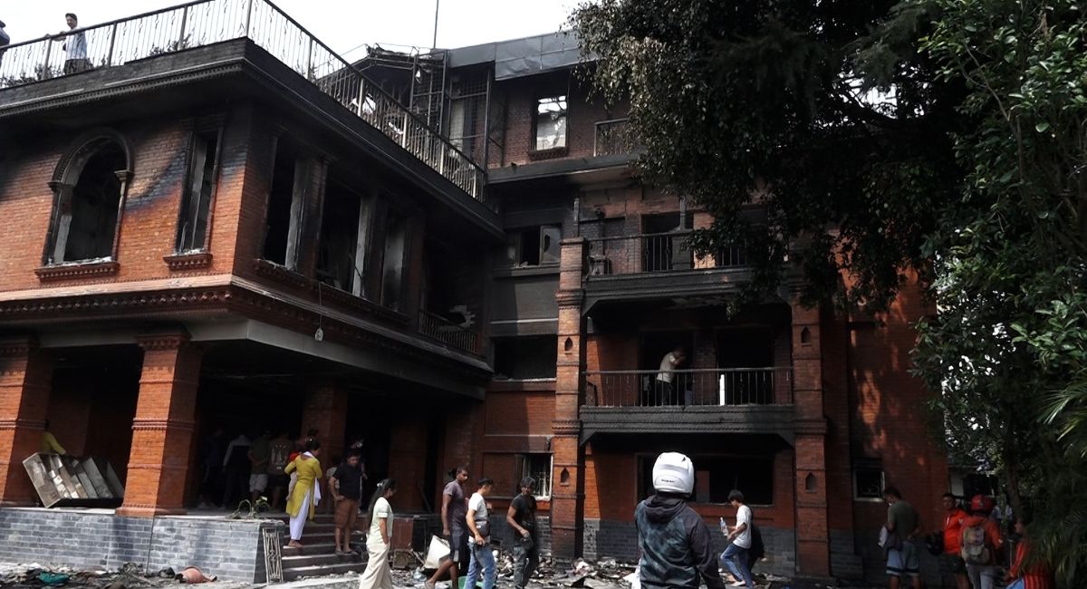 पूर्ण रुपमा जलेर नष्ट भएको अवस्थामा छ देउवा निवास