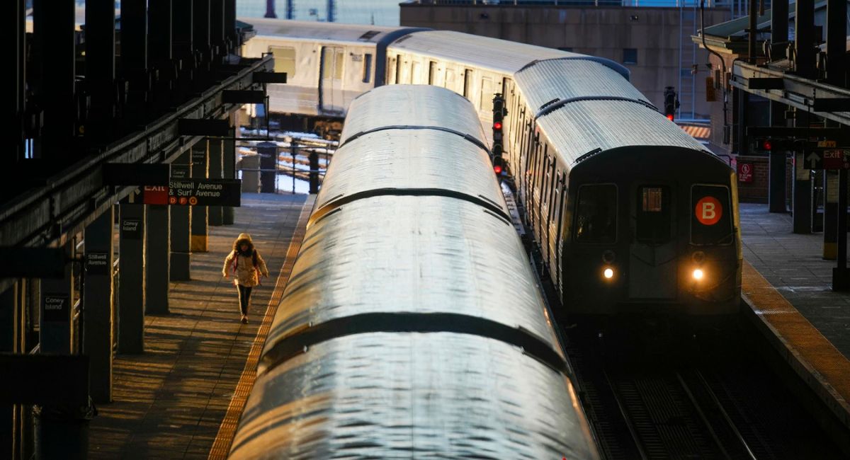 न्यूयोर्कमा ‘सबवे सर्फिङ’ रोकिएन, दुई किशोरीको मृत्युपछि कार्यवाहीको माग तीव्र