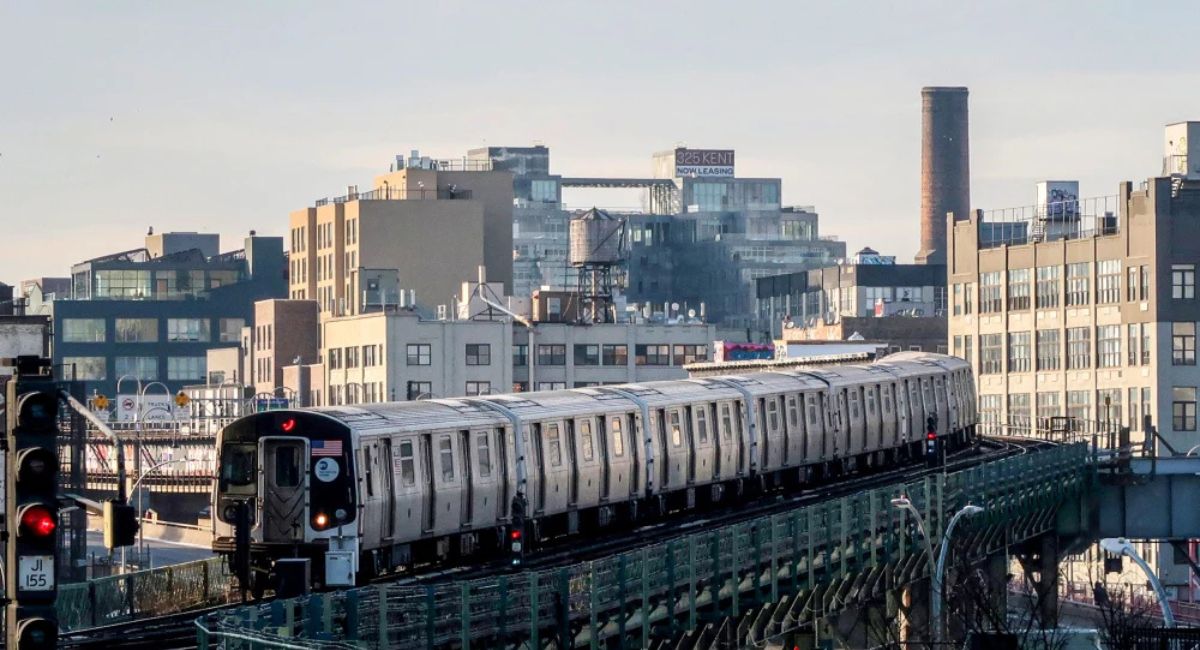 न्यूयोर्क सिटी सबवे ट्रेनको छतमा ‘सर्फिङ’ गर्दा दुई किशोरीको मृत्यु