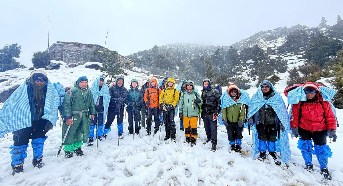 ‘हिडन भ्याली’मा फसेका १५ जना पर्यटकको उद्धार