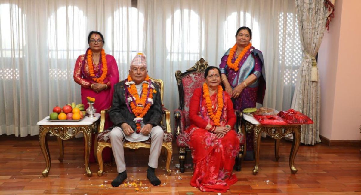 राष्ट्रपति पौडेलबाट शुभसाइतमा बहिनीहरूबाट तिहारको टीका ग्रहण