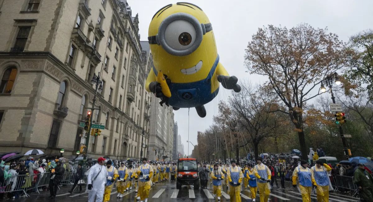 थ्याङ्क्सगिभिङ परेडमा चिसो हावा र बेलुनको अनिश्चितता