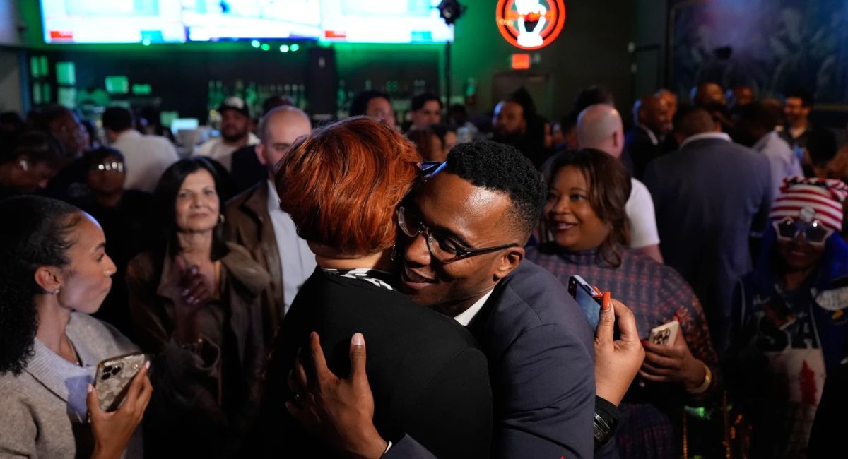 टेक्सासमा डेमोक्र्याट मेनेफी र एडवर्ड्सबीच पुनःनिर्वाचन हुने