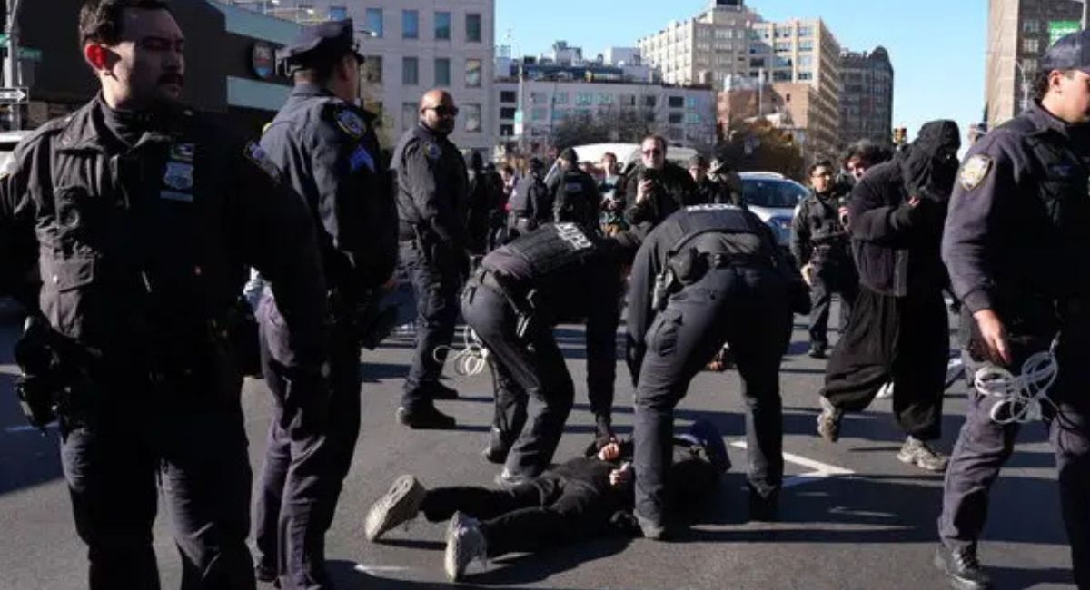 न्यूयोर्कमा आप्रवासन छापामारी रोक्न प्रदर्शन, दर्जनौं प्रदर्शनकारी पक्राउ