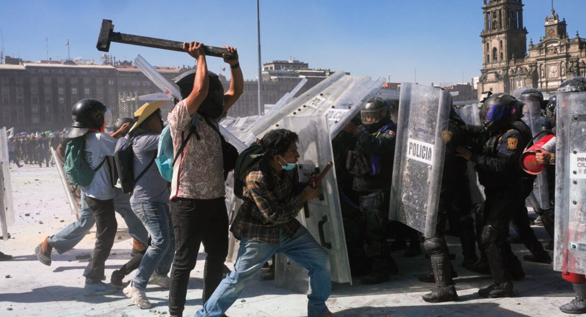 मेक्सिको सिटीको विरोध प्रदर्शनमा झडप, १२० जना घाइते