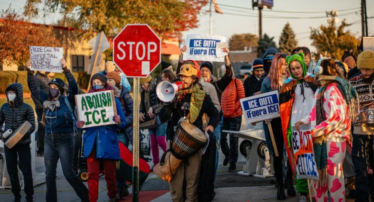 शिकागोमा आप्रवासन कारबाहीमा पक्राउ परेका सयौँ व्यक्तिहरू धरौटीमा रिहा हुने संकेत