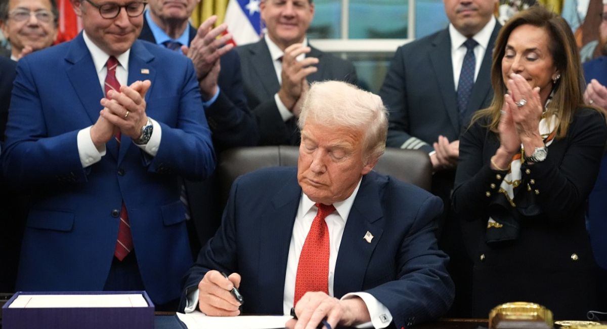 एपस्टिन फाइल सार्वजनिक गर्न ट्रम्पद्वारा विधेयकमा हस्ताक्षर