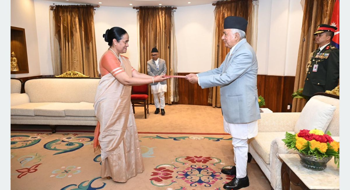 राष्ट्रपतिसमक्ष चार राजदूतद्वारा ओहोदाको प्रमाणपत्र पेस