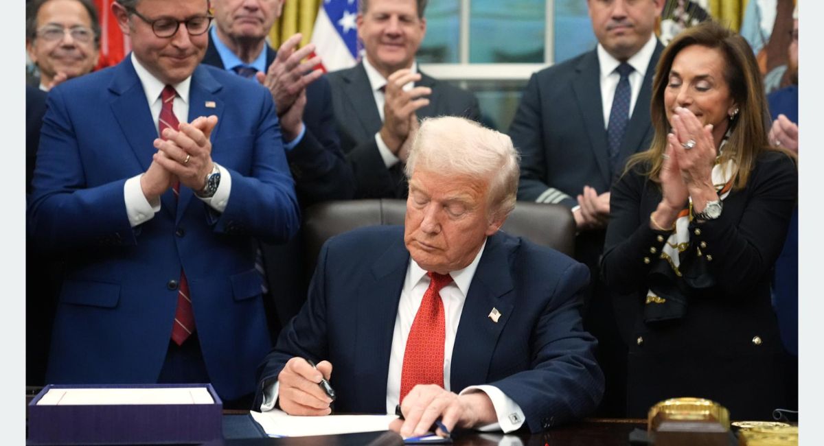 ४३ दिनको शटडाउन अन्त्य गर्दै राष्ट्रपति ट्रम्पद्वारा सरकारी कोष विधेयकमा हस्ताक्षर