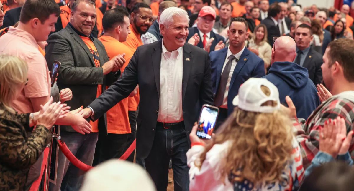 नासाउ काउन्टीका ब्रुस ब्लेकम्यानले न्यूयोर्क गभर्नर चुनावमा उम्मेदवारी घोषणाकाे तयारी, ट्रम्पका सहयोगीबीच प्रतिस्पर्धा