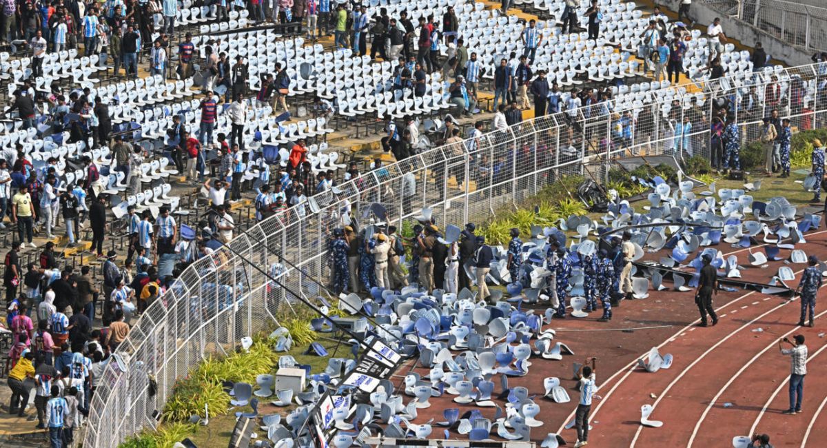 भारतमा मेस्सी एक्कासी बाहिरिएपछि समर्थकद्वारा रंगशालामा तोडफोड