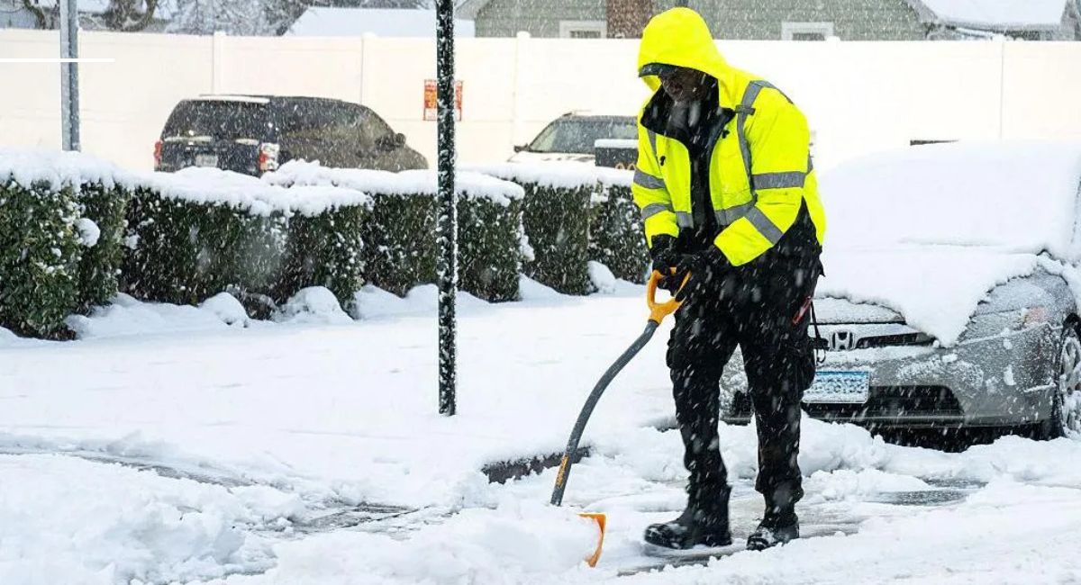अमेरिकामा झरीसँगै हिमपातको चेतावनी, हजारौँ उडान अवरुद्ध