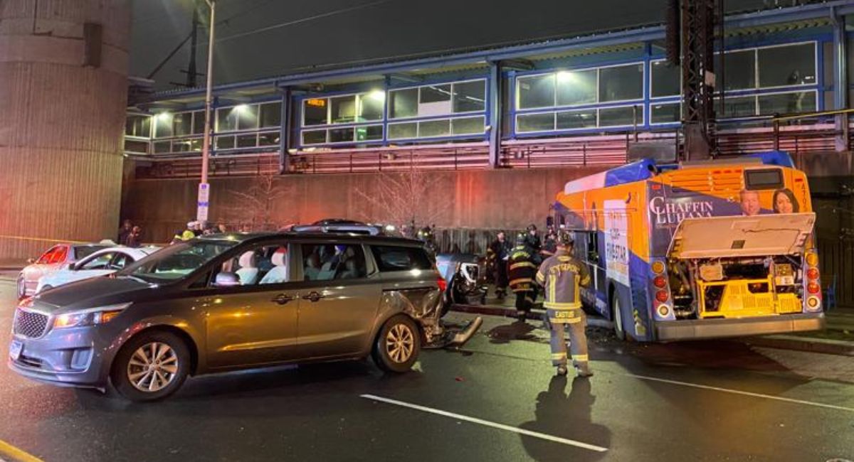 ब्रिजपोर्टमा बस सहित सात सवारीसाधन ठोक्किँदा कम्तीमा चार घाइते