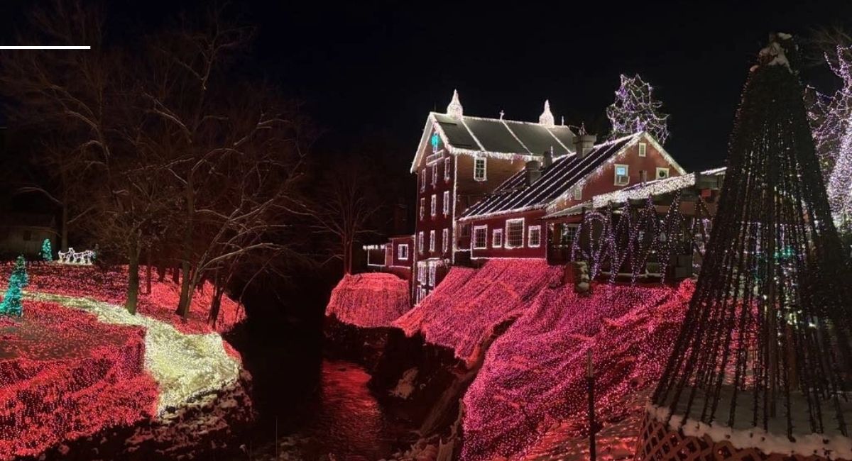 ओहायोको १९औँ शताब्दीको ग्रिस्ट मिलमा ५० लाख क्रिसमस बत्तीहरू झिलिमिली