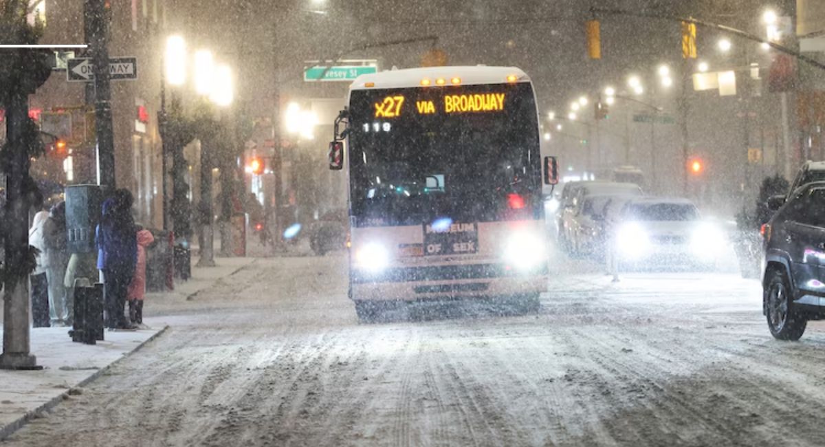 न्यूयोर्क, न्युजर्सी र अपस्टेट क्षेत्रमा खतरनाक हिमपात : सयौँ उडान रद्द