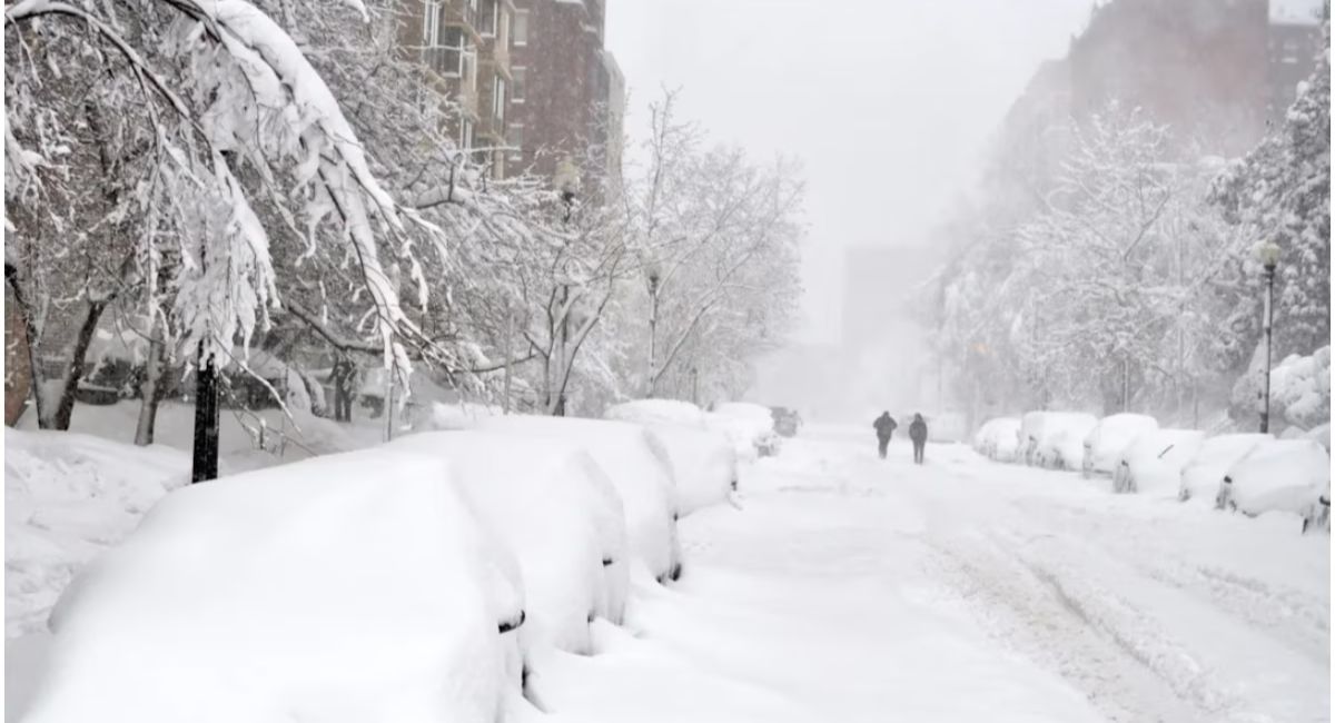अमेरिकामा ‘मोन्स्टर’ हिमआँधीले जनजीवन अस्तव्यस्त: १२ राज्यमा आपतकाल घोषणा