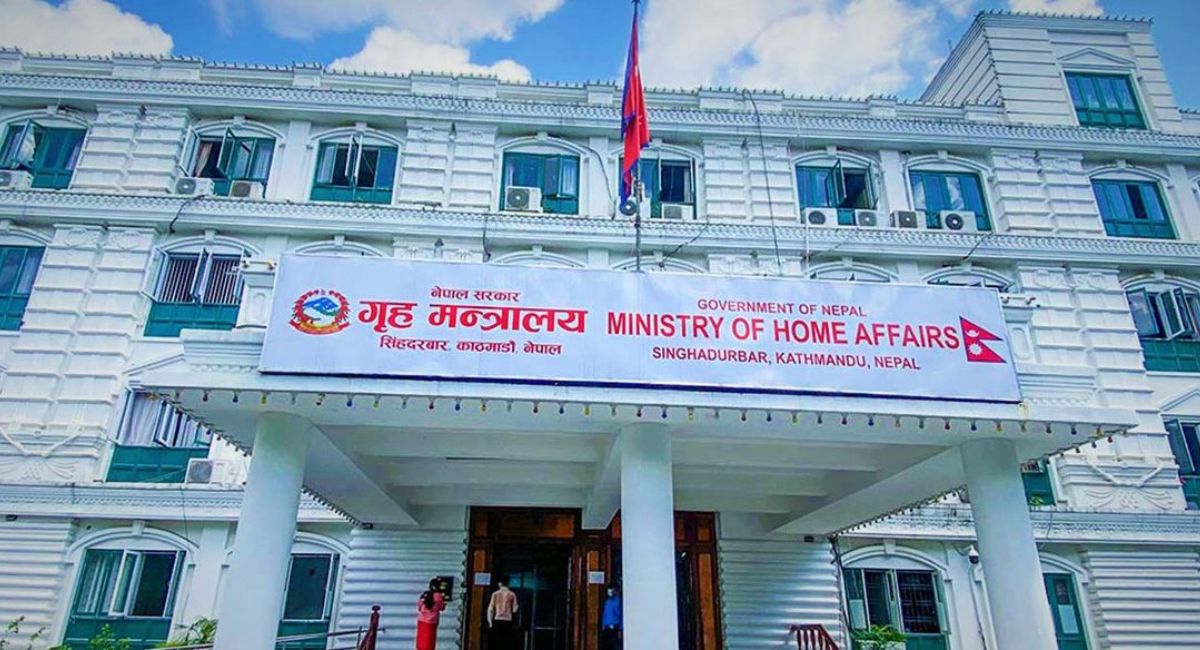 राष्ट्रिय झन्डाको दुरुपयोग नगर्न गृह मन्त्रालयको चेतावनी: नियम मिचे कारबाही