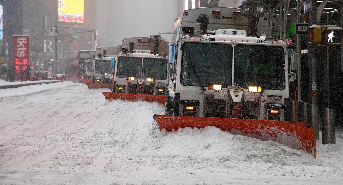 न्यूयोर्कमा वर्षौँयताकै ठुलो हिमपात: यातायात ठप्प, ११ हजार उडान रद्द