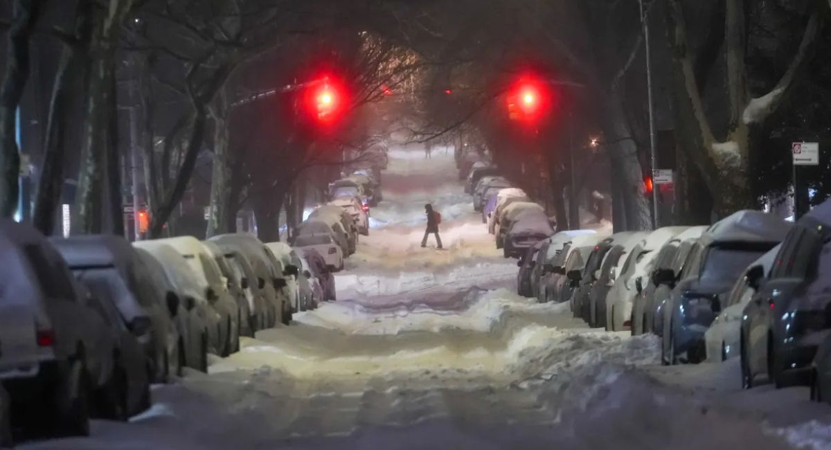 न्यूयोर्क क्षेत्रमा चिसोले ११ जनाको मृत्यु: हिउँ पन्छाउँदा हृदयघातको जोखिम